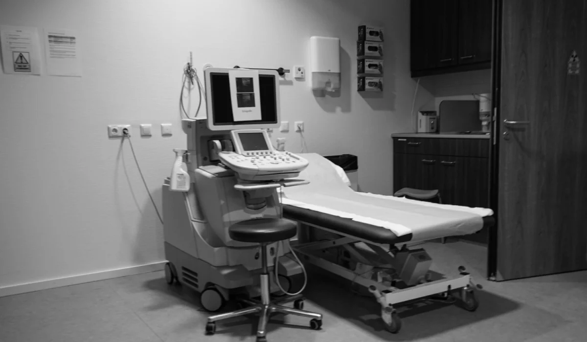 Equipamiento hospitalario en un quirófano